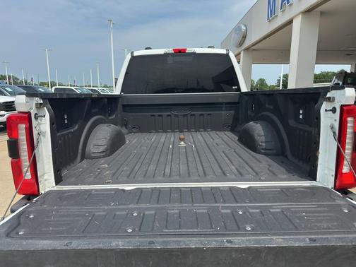 Oxford White 2025 Ford F-250 Lariat