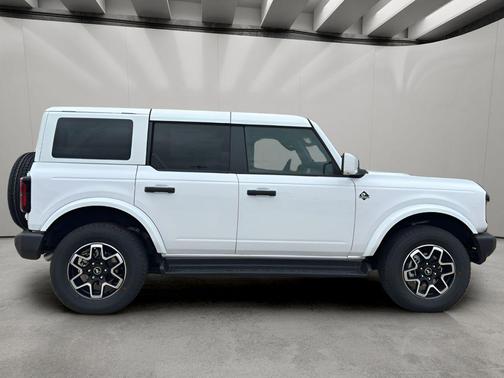 Oxford White 2026 Ford Bronco Outer Banks