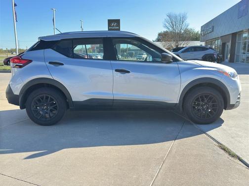 2019 Nissan Kicks S