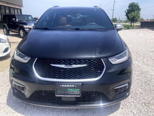 Brilliant Black Crystal Pearlcoat 2022 Chrysler Pacifica L