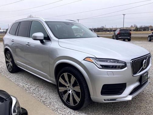 2022 Volvo XC90 T6 Momentum