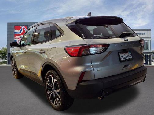 ICONIC SILVER 2022 Ford Escape SE