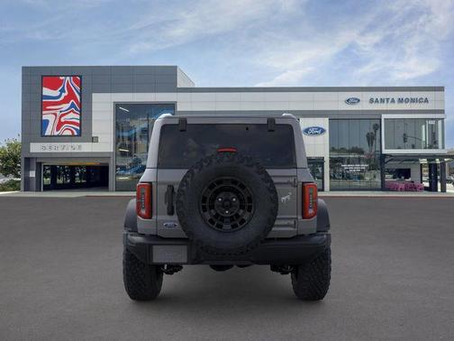 CARBONIZED GRAY METALLIC 2026 Ford Bronco Badlands