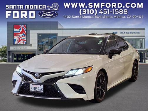 Wind Chill Pearl/Midnight Black Metallic 2019 Toyota Camry XSE
