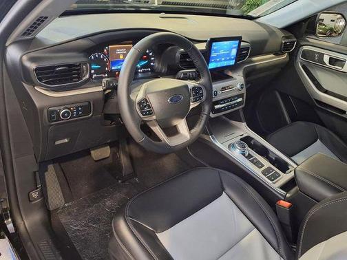 AGATE BLACK METALLIC 2024 Ford Explorer XLT