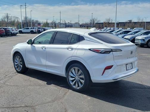 White Frost Tricoat 2026 Buick Envista Avenir