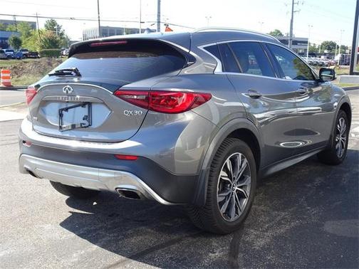 2017 INFINITI QX30 Premium