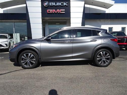 2017 INFINITI QX30 Premium