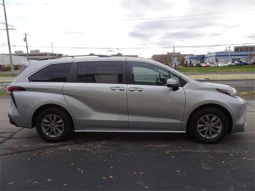 2022 Toyota Sienna LE