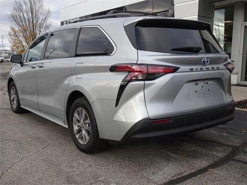 2022 Toyota Sienna LE
