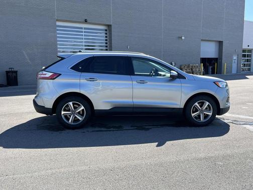 Iconic Silver Metallic 2021 Ford Edge SEL