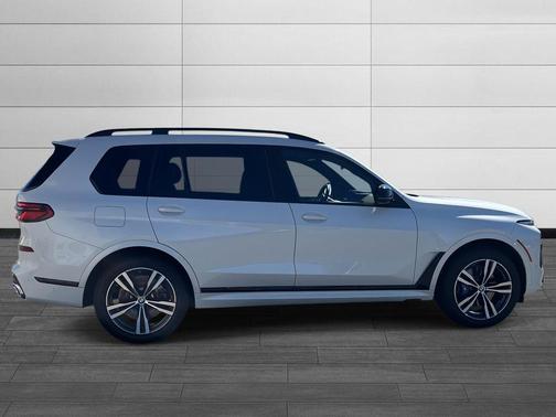 2025 BMW X7 M60i
