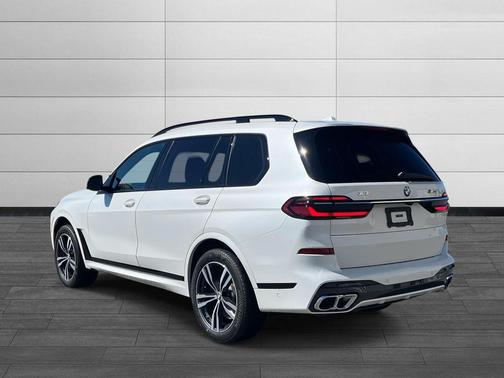 2025 BMW X7 M60i