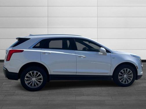 Crystal White Tricoat 2017 Cadillac XT5 Luxury