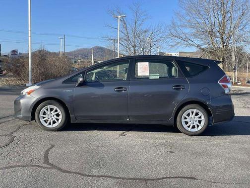 2016 Toyota Prius v Four