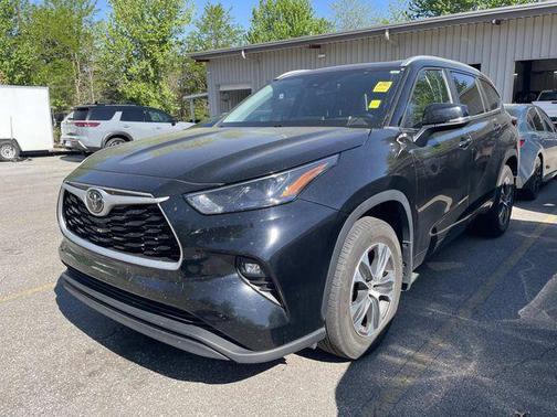 Midnight Black Metallic 2024 Toyota Highlander XLE