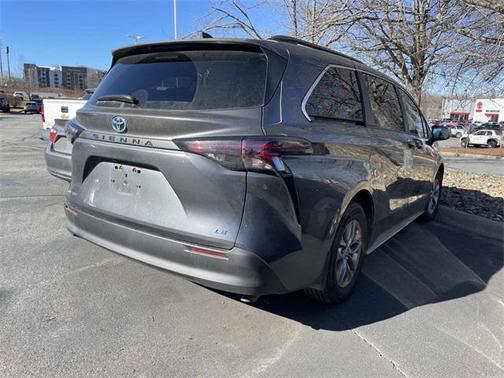 2025 Toyota Sienna LE