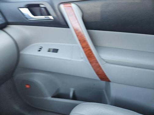 Classic Silver Metallic 2010 Toyota Highlander Limited