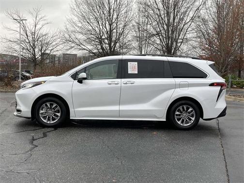 2022 Toyota Sienna XLE