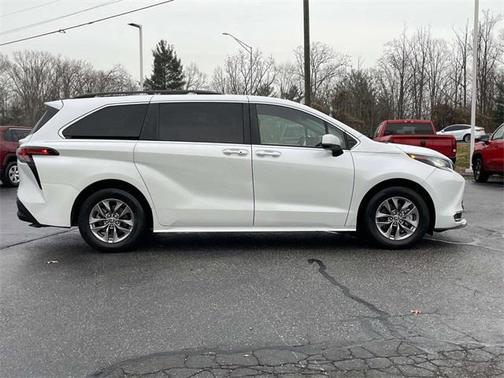 2022 Toyota Sienna XLE