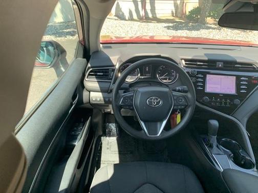 Photo 4 of 24 of 2020 Toyota Camry LE