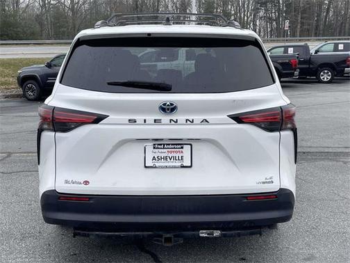 2022 Toyota Sienna LE