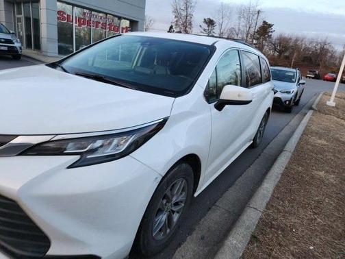 2022 Toyota Sienna LE