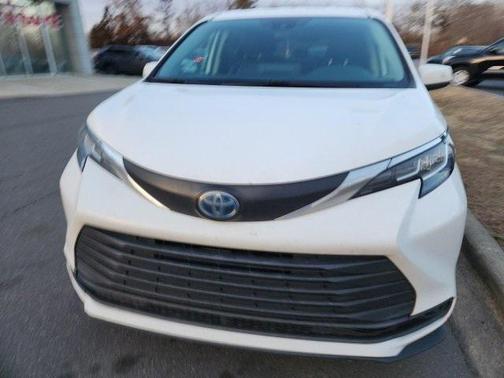 2022 Toyota Sienna LE