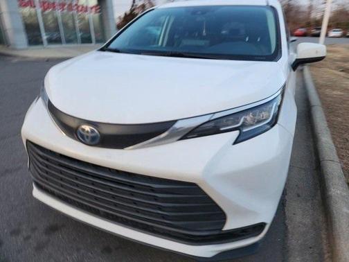 2022 Toyota Sienna LE