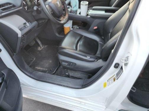 2022 Toyota Sienna LE