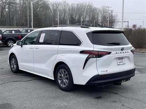 2022 Toyota Sienna LE