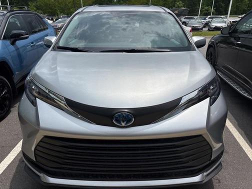 2025 Toyota Sienna LE