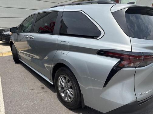 2025 Toyota Sienna LE
