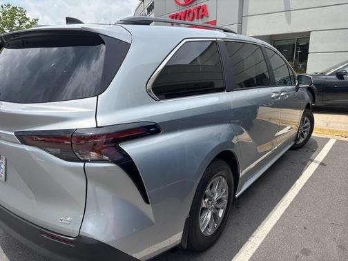 2025 Toyota Sienna LE