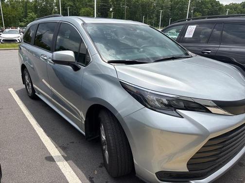 2025 Toyota Sienna LE