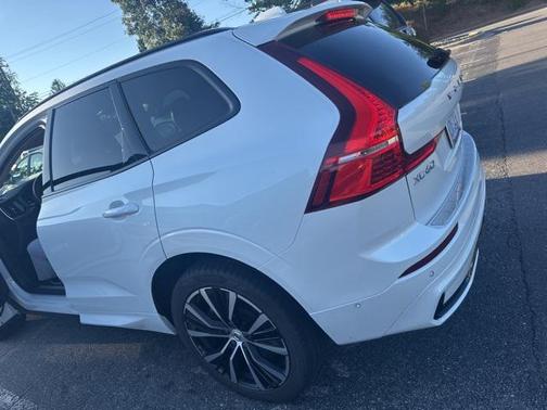 2023 Volvo XC60 Recharge Plug-In Hybrid T8 Plus Dark Theme