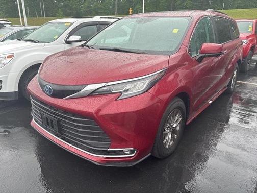2023 Toyota Sienna XLE 8 Passenger