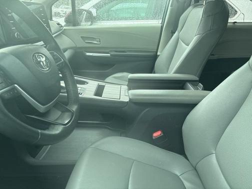 2023 Toyota Sienna XLE 8 Passenger
