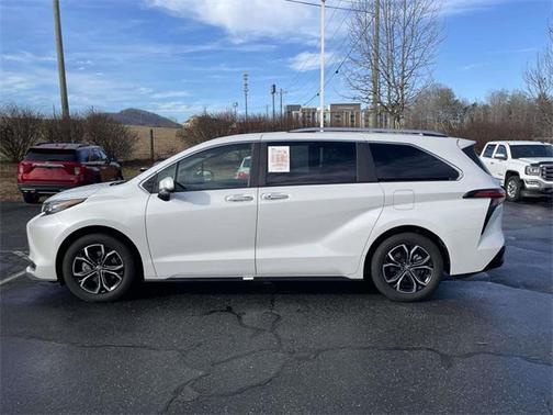 2025 Toyota Sienna Platinum