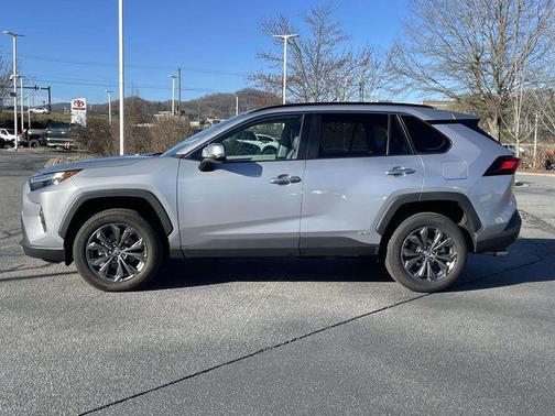 Silver Sky Metallic 2022 Toyota RAV4 Hybrid SE