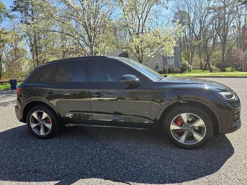 Mythos Black Metallic 2022 Audi Q5 40 Premium Plus