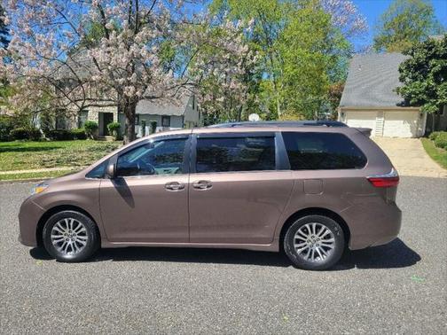 2019 Toyota Sienna XLE