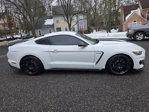 2016 Ford Shelby GT350R Base