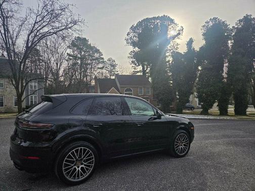 2023 Porsche Cayenne Platinum Edition