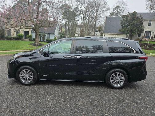 2021 Toyota Sienna XLE 8 Passenger