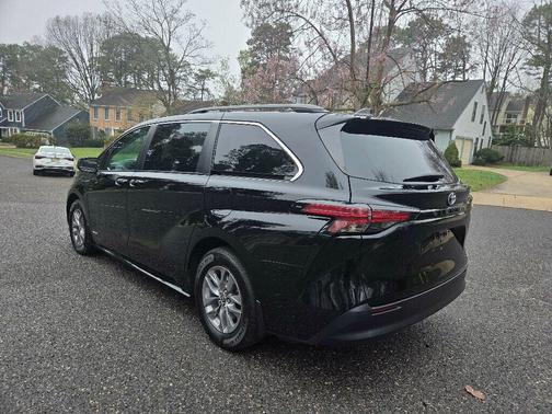 2021 Toyota Sienna XLE 8 Passenger