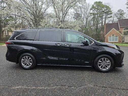 2021 Toyota Sienna XLE 8 Passenger