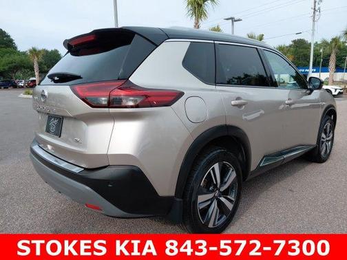 Champagne Silver Metallic/Super Black 2021 Nissan Rogue SL