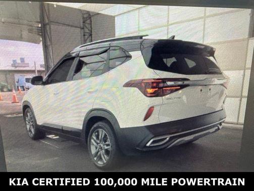 Clear White/Black Roof 2022 Kia Seltos S