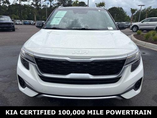 Clear White/Black Roof 2022 Kia Seltos S